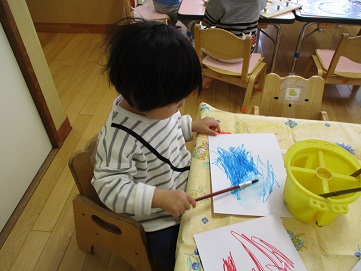 写真:グルグルとお絵描きをする子どもたち2