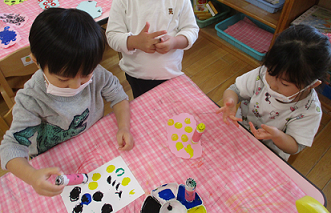 写真:夢中になってスタンプをおす子どもたち