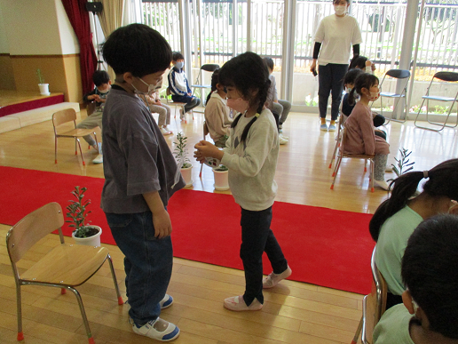 写真:メダルをかける子どもたち2