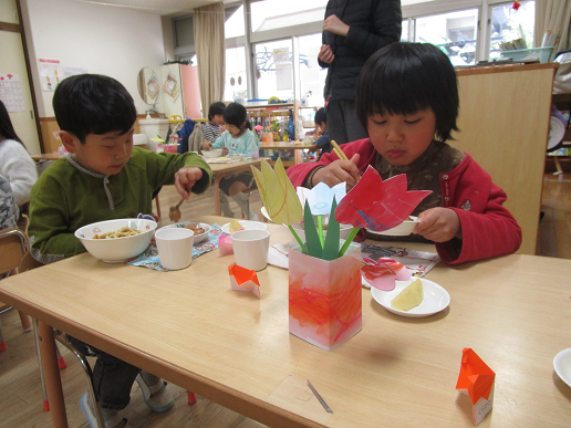写真:華やかに給食の時間を楽しむ子どもたち