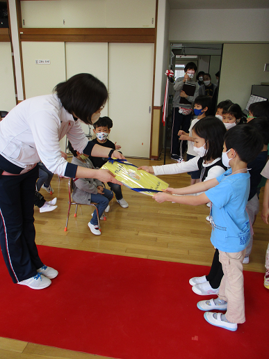 写真:カレンダーを全クラスにプレゼントする子どもたち