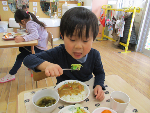 写真:育てた野菜を食べる子どもたち