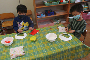 写真:鬼のお面を作る子どもたち