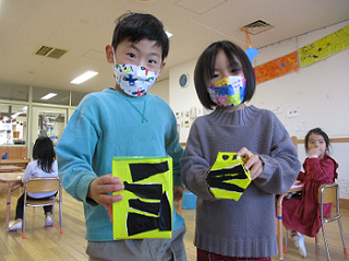 写真:鬼のパンツのような豆箱を作った子どもたち