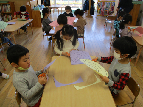 写真:渦巻きの線を切る子どもたち