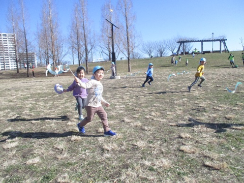 写真:凧をもって元気いっぱいに走る子どもたち