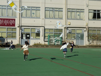 写真:校庭で凧上げ