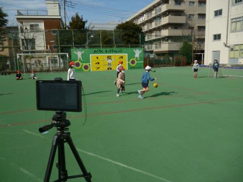 写真:校庭で運動する児童