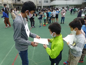 写真:カードにサインをもらう様子1