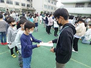 写真:カードにサインをもらう様子2