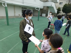 写真:カードにサインをもらう様子4