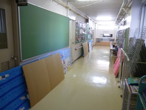 写真:図工室前の廊下1