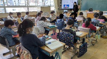 写真:音読の練習風景