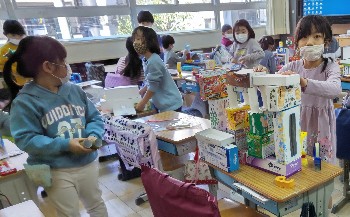 写真:お菓子の箱で制作