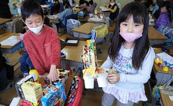 写真:造形遊びの様子