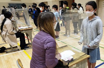 写真:ゲストティーチャーと会話する児童2