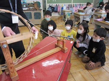 写真:1年生　綿くり・糸紡ぎ体験3