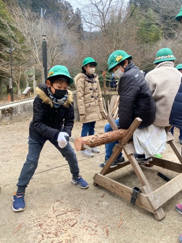 写真:丸太切り体験2