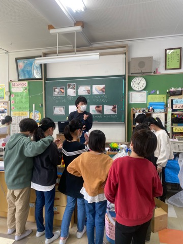 写真:先生と児童たち