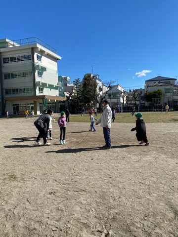 写真:校庭で遊ぶ様子