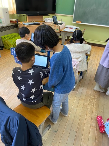 写真:パソコン操作する子どもたち