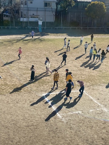 写真:校庭で遊ぶ様子