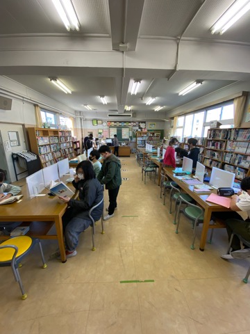 写真:図書館の様子1