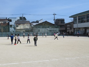 写真:校庭で遊ぶ様子1