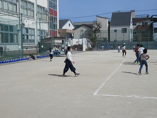 写真:校庭で遊ぶ様子2