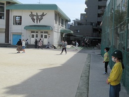 写真:校庭で遊ぶ様子3