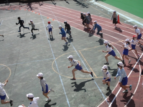 写真:縦割り班遊び