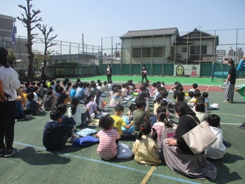 地震を想定した避難訓練で校庭に避難している写真