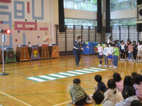 1・2年生が交通安全教室に参加している画像