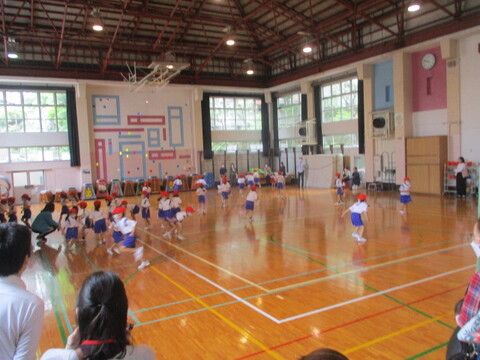 学校公開で1年生の体育の授業を保護者が参観している画像