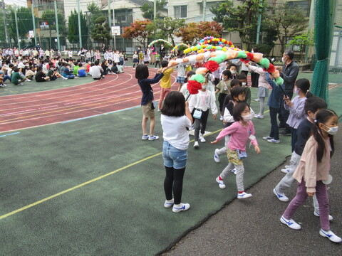 花のアーチで退場する一年生