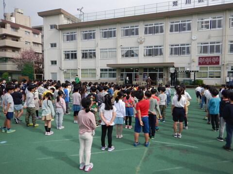 今日から、上級生と並んで、一年生も全校朝会に参加しました。とても良い姿勢で臨めました。