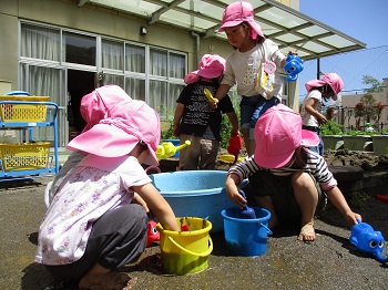 年少砂場と水