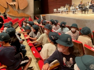 上野文化会館でオーケストラ鑑賞をする6年生
