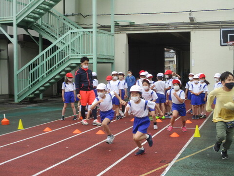 走る運動をする2年生