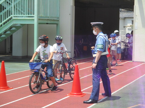 自転車免許講習会を受ける4年生の画像