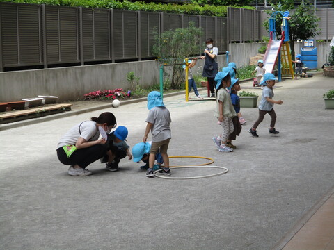 4才児が園底で遊んでいる様子