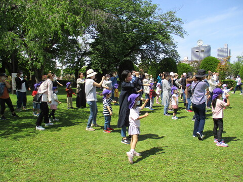 親子で触れ合い遊びをしているところ