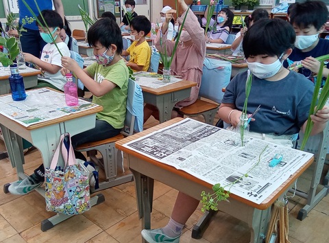 花を生けている様子