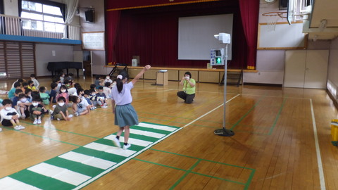 荒川警察にご協力いただきました。1、2年生で交通安全教室を実施しました。