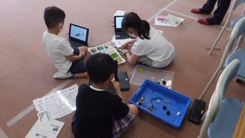 年も本校ではプログラミング教育を研究しています。2年生がタブレットでプログラムを作成し、ロボットを操作しました。