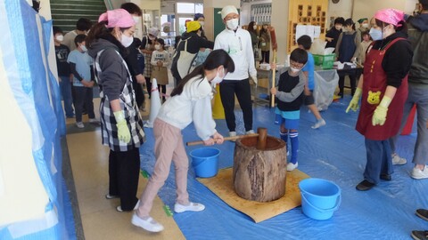 もちつきの様子