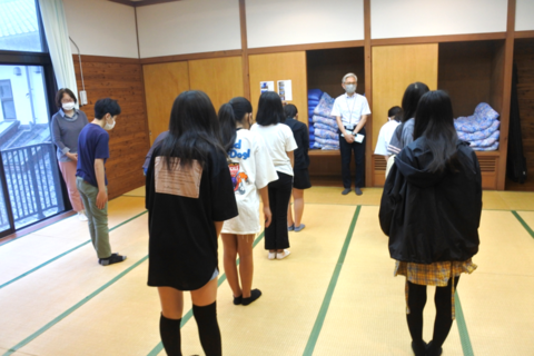 朝会は男子部屋で行いました。