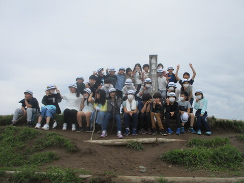 飯盛山山頂で記念写真