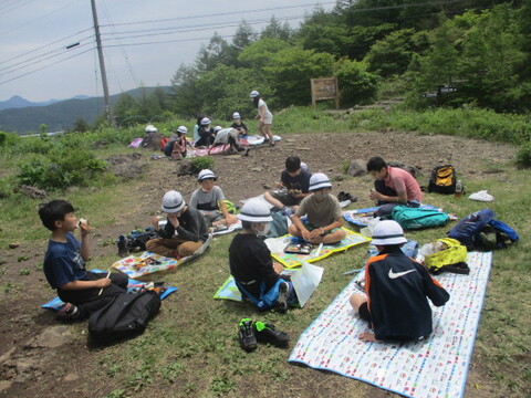 獅子岩でお弁当を食べている様子