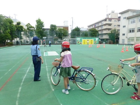 自転車に乗って実技のテストを行っています。